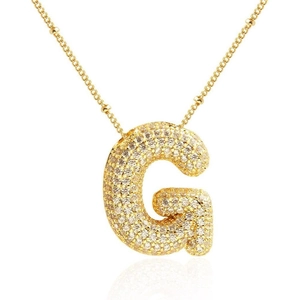 Dettaglio della collana con ciondolo a lettera G dorata con zirconi cubici incastonati