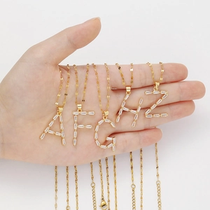 Goldene Halskette mit Baguette-Zirkonia besetztem Buchstaben-Anhänger für Damen