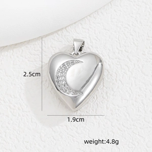 Nahaufnahme von Herzanhänger mit Mond-Zirkon, Größe 2,5 cm x 1,9 cm, Gewicht 4,8g