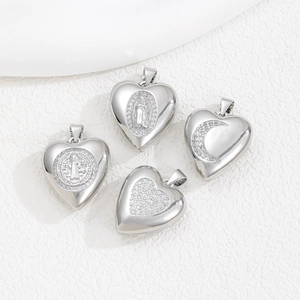 Silberne Herzanhänger-Set mit Maria Relief, Mond und Zirkonia Steinen Details