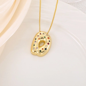 Collier doré avec pendentif en forme de D serti de zircons multicolores