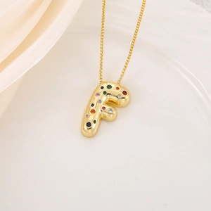 Collier avec pendentif lettre F dorée orné de zircons colorés et chaîne box