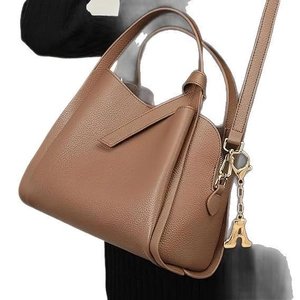 Borsa tote in pelle marrone con ciondolo a lettera A dorata e tracolla rimovibile