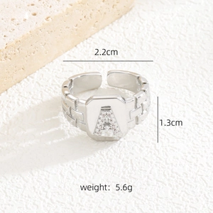 Detailaufnahme des silberfarbenen Buchstaben-A-Rings mit Zirkonia und Maßen des Rings
