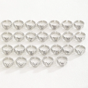 Set aus 26 silbernen Zirkonia-Initialringen mit Gliederkette und offenem Design