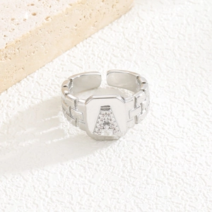 Versilberter offener Ring mit Mikro-Pave-Buchstabe A und strukturierter Ringschiene