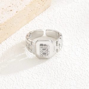 Nahaufnahme von silbernem Ring mit Buchstaben B, Zirkonia-Besatz und Gliederketten-Band