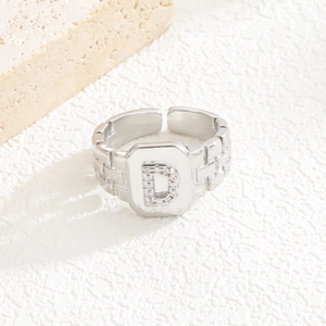 Detail eines silbernen verstellbaren Rings mit Zirkonia-Buchstabe D und strukturierter Band