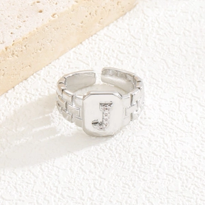 Detailansicht eines silbernen verstellbaren Rings mit Zirkonia-Buchstaben J