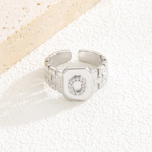Details des silbernen Siegelrings mit Mikro-Zirkonia und geometrischer Textur am Ringband