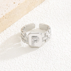 Detailansicht der silbernen geometrischen Ring mit Zirkonia-Buchstaben P Einlage