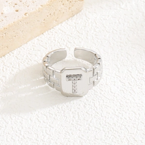 Makroaufnahme des silbernen T-Rings mit Zirkonia und strukturierter Ringschiene
