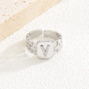 Nahaufnahme des silberfarbenen V-Rings mit Zirkonia-Inlay und Retro-Ziegelkettenstruktur