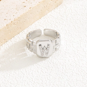 Detailaufnahme des silbernen W-Rings mit Zirkonia-Mikropflaster und gewebtem Banddesign