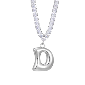 Nahaufnahme der bauschigen silbernen Buchstaben-D-Kette mit glitzernder Zirkonia-Tenniskette