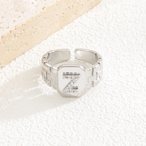 Detailansicht des silbernen Z-Rings mit Zirkonia-Mikropavé und strukturierter Oberfläche