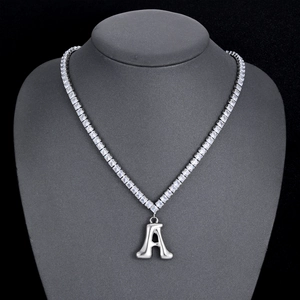 Silberne Tenniskette mit Buchstabe-A-Anhänger und weißen Zirkonia-Akzenten