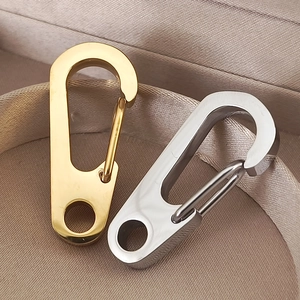 Minimalistische Karabinerhaken aus Edelstahl in Gold und Silber mit Spiegelglanz