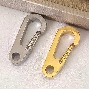 Detailansicht der silbernen und goldenen Edelstahl-Karabinerhaken für Schlüsselanhänger