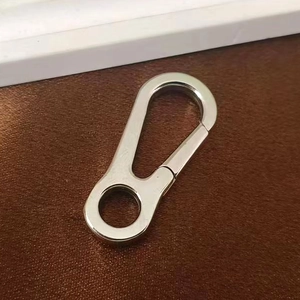 Detalle de mosquetón giratorio de acero inoxidable pulido para herrajes de bolsos