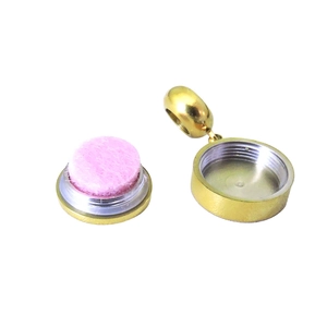Colgante relicario de aromaterapia de acero de titanio dorado con almohadilla rosa