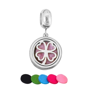 Colgante difusor de aroma de trébol en acero inoxidable con almohadillas de fieltro