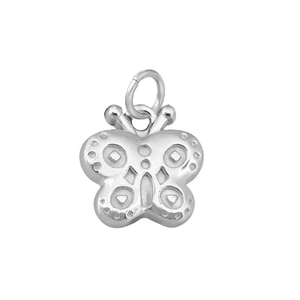 Vue détaillée du pendentif papillon argenté avec textures gaufrées et anneau ouvert
