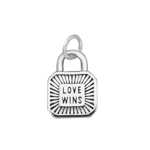 Détail d'un pendentif cadenas argenté avec gravure LOVE WINS et lignes radiales
