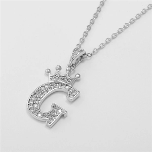 Ketting met letter G hanger met kroon en zirkonia steentjes in zilveren afwerking