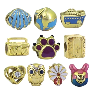 Vielfalt an 18 Karat Gold-Charms mit Eulen- und Muscheldesigns für DIY-Schmuck