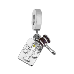 Pendentif thème justice avec marteau argenté et balance de la justice sur blanc