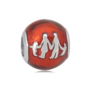 Vista macro de un abalorio de acero inoxidable con esmalte rojo y motivos familiares