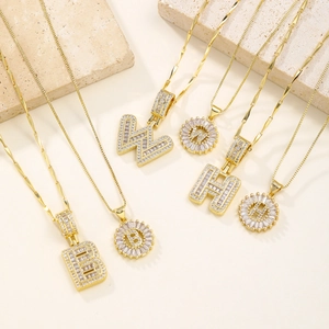 Lussuosa Collana Con Ciondolo a Lettera in Zirconia Ghiacciata Collana Iniziale Placcata Oro Argento Unisex Gioielli Hip Hop