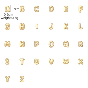 Makro-Anzeige von 26 goldenen Buchstaben-Anhängern mit Maßen für DIY-Halsketten