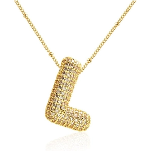 Dettaglio del ciondolo a lettera L dorata con pavé di zirconi su catena a sfere elegante