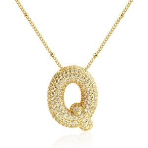 Dettaglio del ciondolo lettera Q in oro 18 carati con zirconi micro-pavé su catena fine