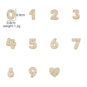 Macro di mini ciondoli a forma di numeri dorati con micro-intarsio in zircone bianco