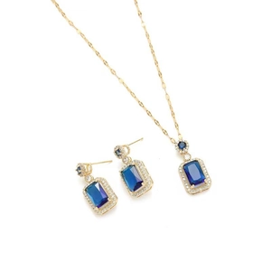 Détail de la parure de bijoux avec pierre bleue carrée, collier et boucles d'oreilles