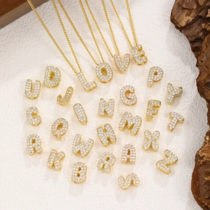 Collane con ciondolo a lettera in oro di lusso con zirconi brillanti su sfondo strutturato
