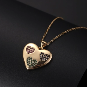 Dettaglio macro del ciondolo a cuore in oro 18K con pietre di zirconia multicolore