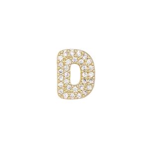 Dettaglio del ciondolo a lettera D in oro con pavé di pietre di zirconia bianca scintillante