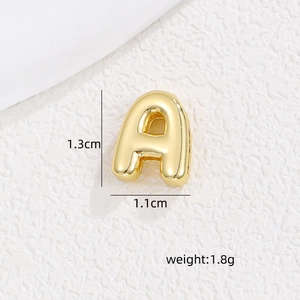 Détail du pendentif lettre A plaqué or 18 carats avec dimensions de 1,3 cm sur 1,1 cm