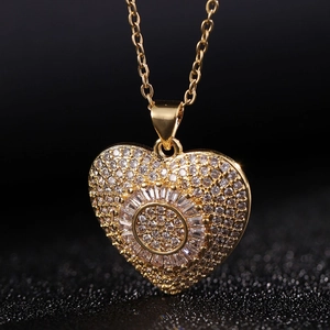 Collana con pendente a cuore placcata in oro 18K con pietre di zirconia cubica lucide