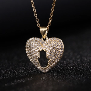 Collana con pendente a cuore in oro 18 carati con zirconi lucenti su sfondo nero opaco