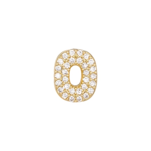 Dettaglio del ciondolo con lettera O in oro con pietre di zirconia cubica incastonate