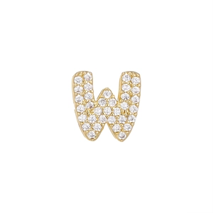 Dettaglio del ciondolo a lettera W dorata con pavé di zirconi brillanti incastonati