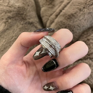Elegante anello a più strati in argento con diamanti pavé e cristalli rettangolari