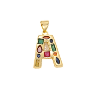 Pendentif lettre A doré avec pierres de zircon colorées de diverses formes sur fond blanc