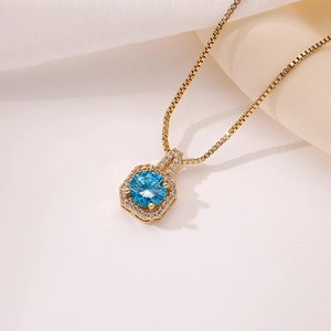 Exquisito collar de oro con una circonia azul mar y gemas blancas brillantes de estilo lujo