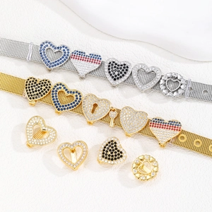 Makroaufnahme von Herzanhängern auf verstellbarem Mesh-Armband in Gold und Silber